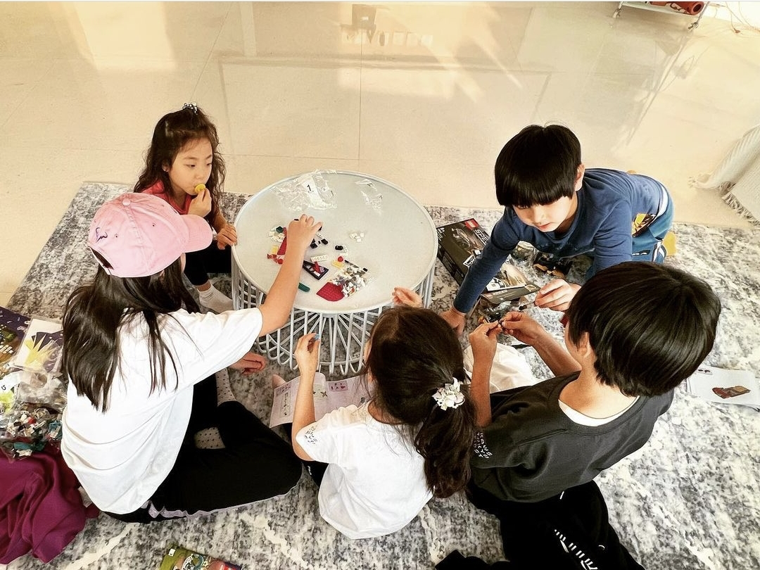 刘畊宏晒爸爸5聚会照，春哥一手抱Jasper一手抱小泡芙，笑容满足