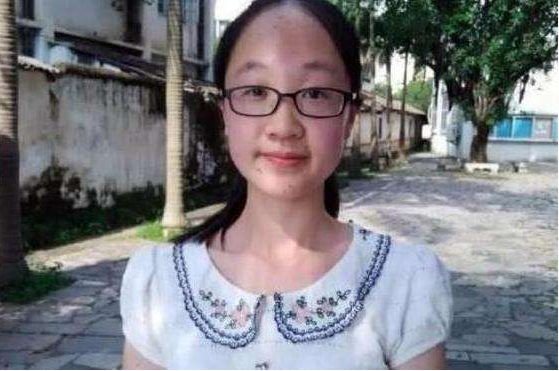 女孩高考考场“神游”，交卷铃响才反应过来，结果考了全校第一