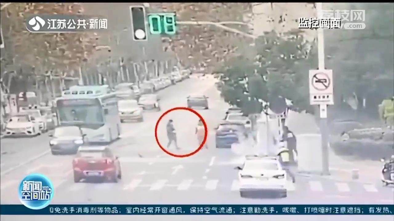 关键时刻出手相助！乘车老人突发疾病 南京驾驶员与乘客沉着施救