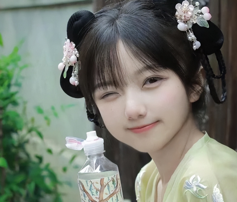 南京大学“土家族”女孩火了，气质甜美，简直是行走的招生简章