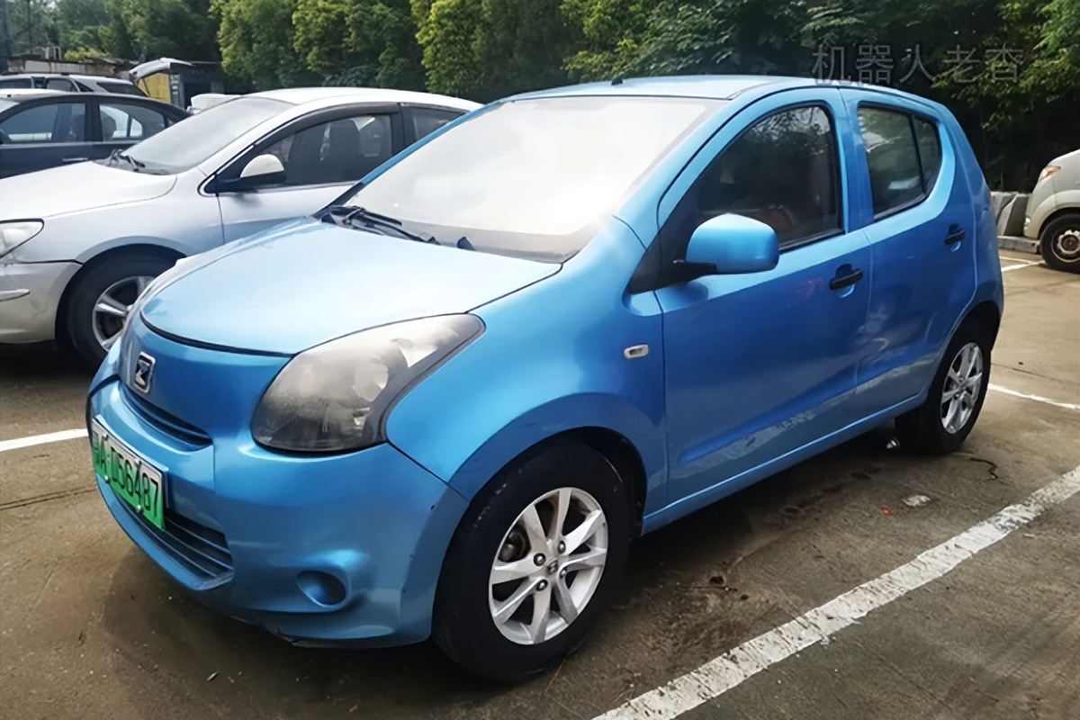 一万左右的新能源轿车众泰云100,几千块的纯电动两厢绿牌汽车