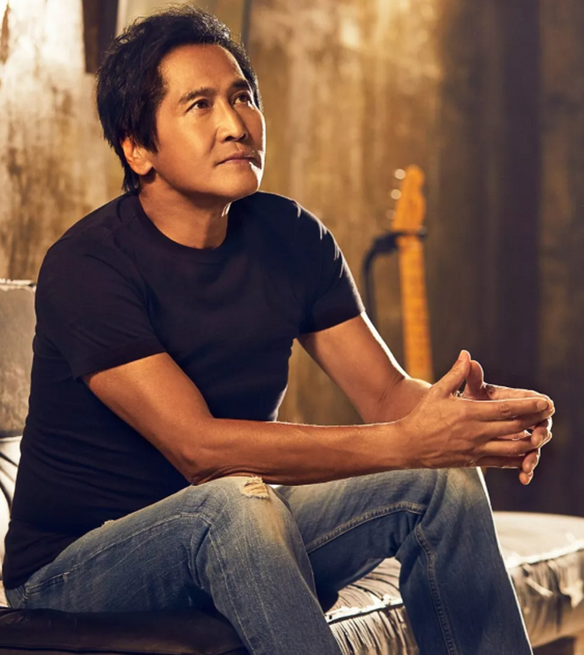 齐秦现身酒会暴瘦老得认不出!与美女富婆显亲昵,还主动抓张兰手