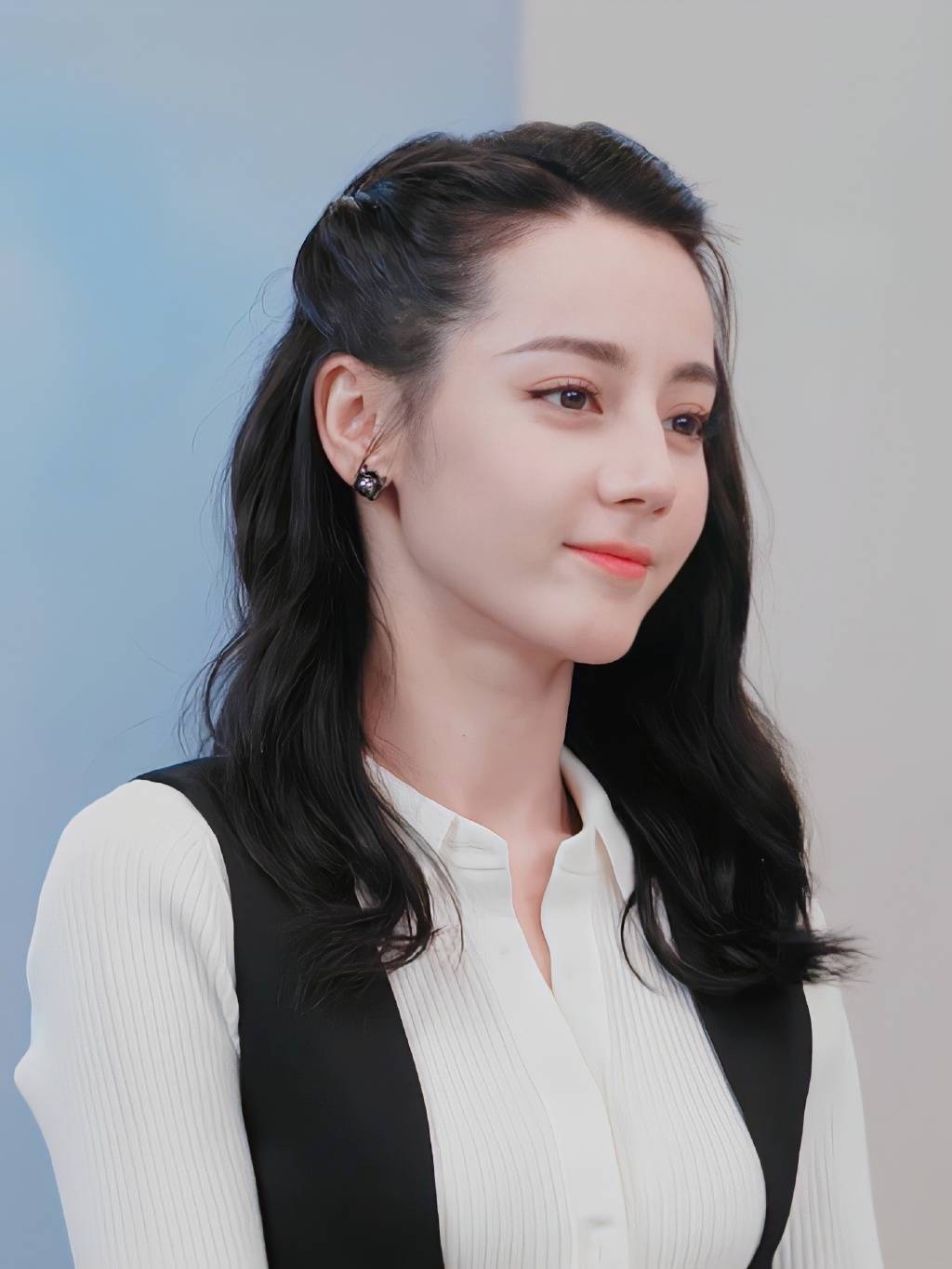 迪丽热巴直播生图好美!骨相优越侧脸线条太流畅