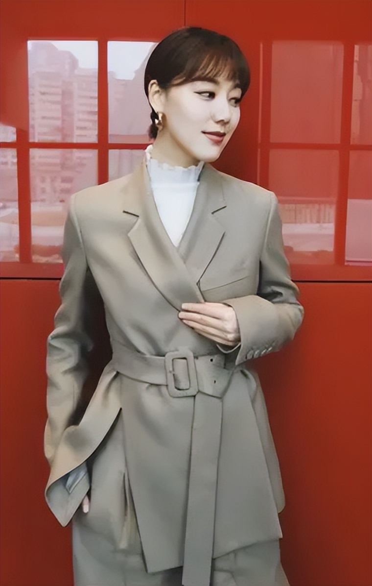 央视主持人王冠:和曹可凡传绯闻,两次从央视消失,38岁仍未婚