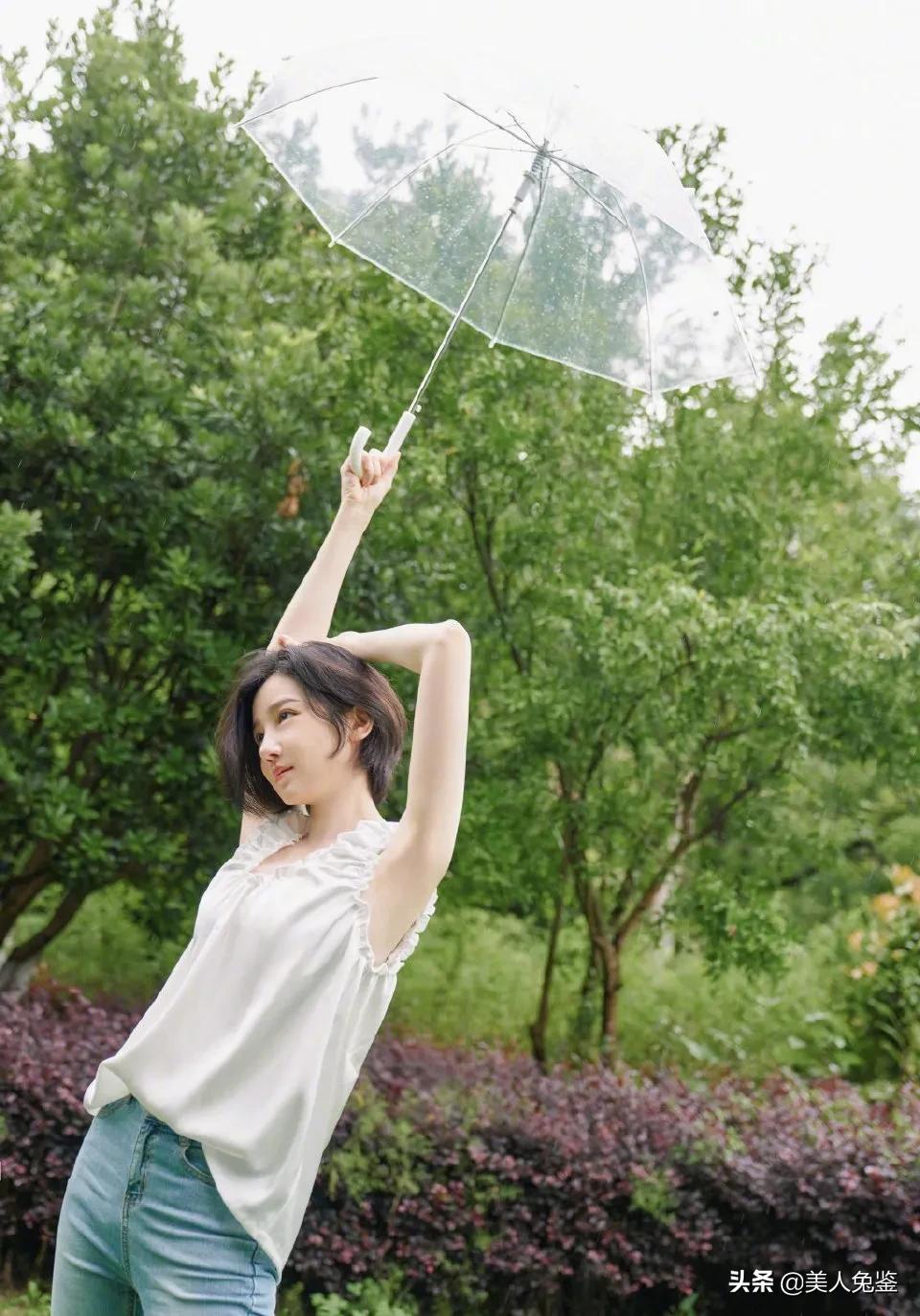 陈小纭发短发写真，化身雨中精灵