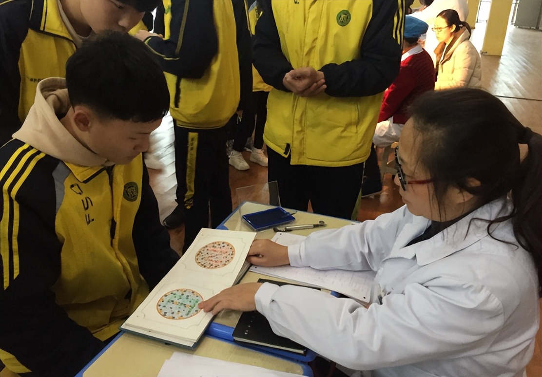 高考体检真的要“一丝不挂”吗？关键看这3点要求，学生：羞涩