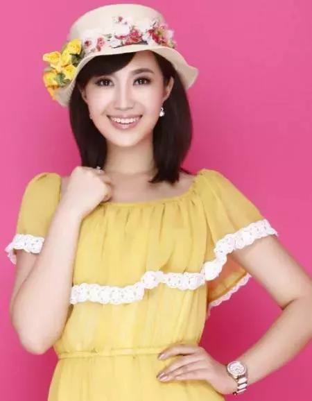 央视主持人郑丽：知性优雅，温婉大方，魅力十足