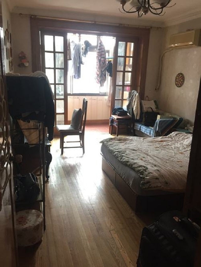 2000年一女工车库遇16岁孤儿，含泪将其收养，15年后被回报1530万