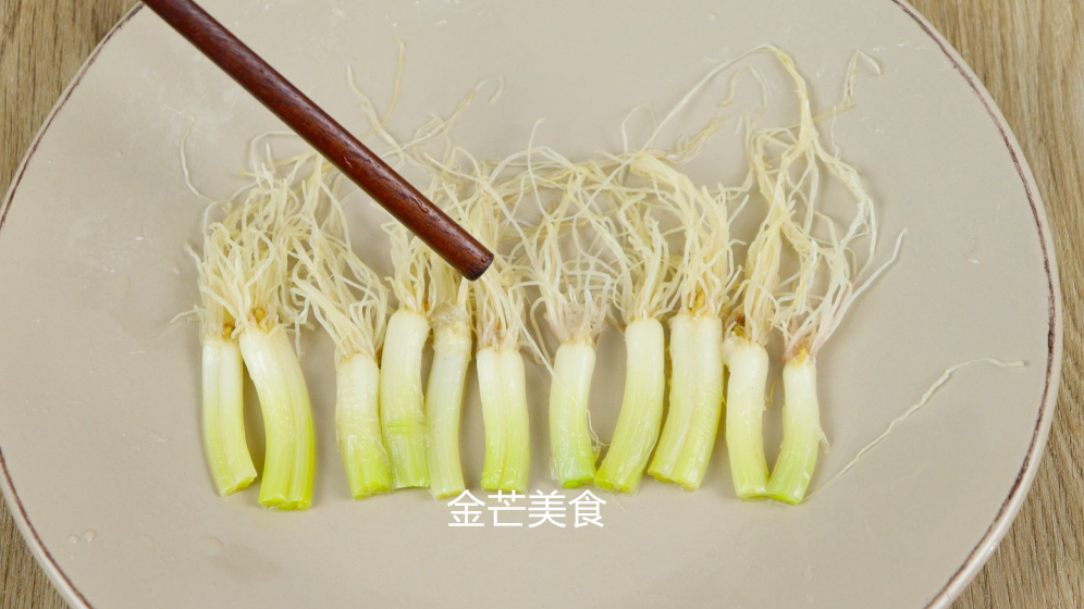 葱根是个宝，用开水煮一煮，原来作用这么厉害，不要再扔掉了
