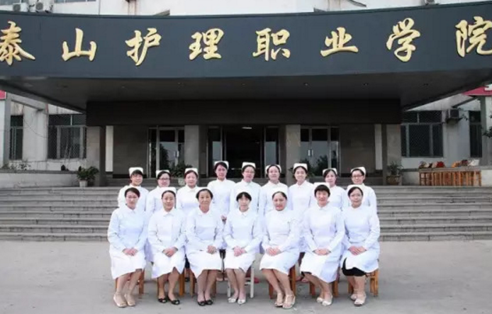 职业学院“招生海报”流出，学生一脸生无可恋，表情没看出开心