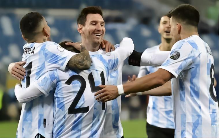 拿世界杯冠军靠迪马利亚</h2>

<p>　　应该说绝大多数人都觉得输沙特主要还是视频裁判问题，毕竟如果没有视频裁判，阿根廷可以很轻松的获得这场比赛的胜利，那到底是不是视频裁判的问题了。</p>

<p>　　先来看看本场比赛的阿根廷首发阿根廷首发：23-马丁内斯、26-莫利纳、13-罗梅罗、19-奥塔门迪、3-塔利亚菲科、7-德保罗、5-帕雷德斯、17-戈麦斯、10-梅西、22-劳塔罗、11-迪马利亚 这个首发创造世界杯的历史，就是4个34岁以上的球员首发，很明显这个阵容没有把沙特放在眼里。</p>

<p>　　冠军<img alt=