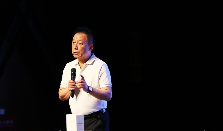 副教授易中天为何离开武汉大学？他接受采访说：武汉天气不好