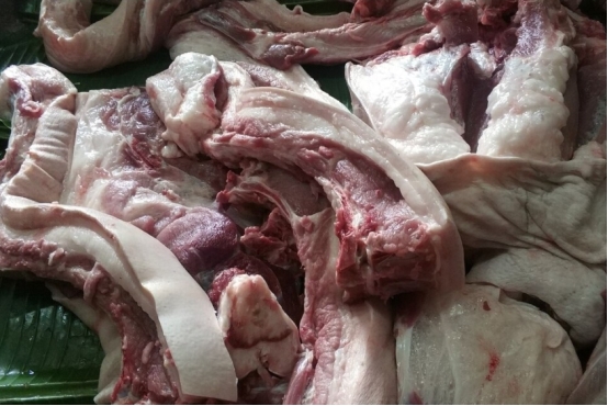 腌腊肉时，10斤猪肉放多少盐？牢记5大技巧，腊肉金黄，不霉不臭
