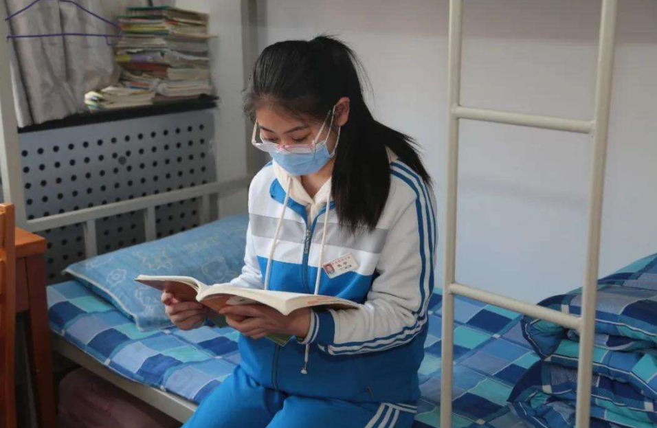 女生在“夜店”做高考题，玩耍学习两不误，网友：大专的好苗子