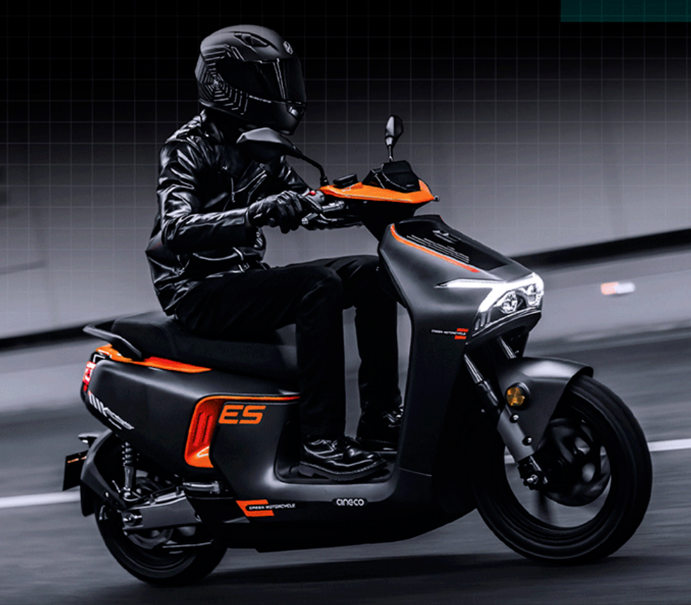 森蓝高端电摩es5,3组电池支持快充,有能量回收,最大续航230km-蘑菇号