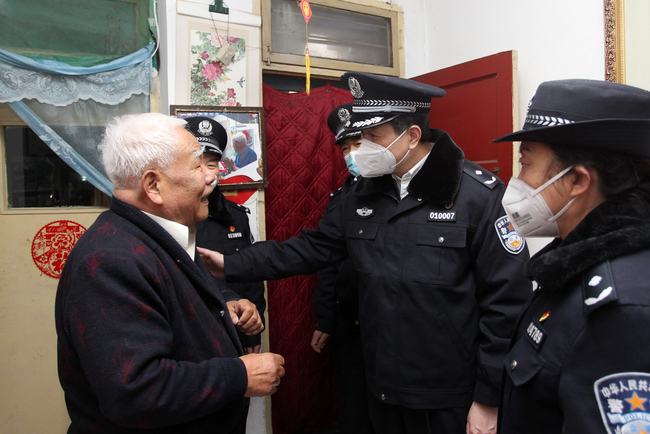 �����й����־ٰ조����һ�� ƽ�����ꡱ����ů��