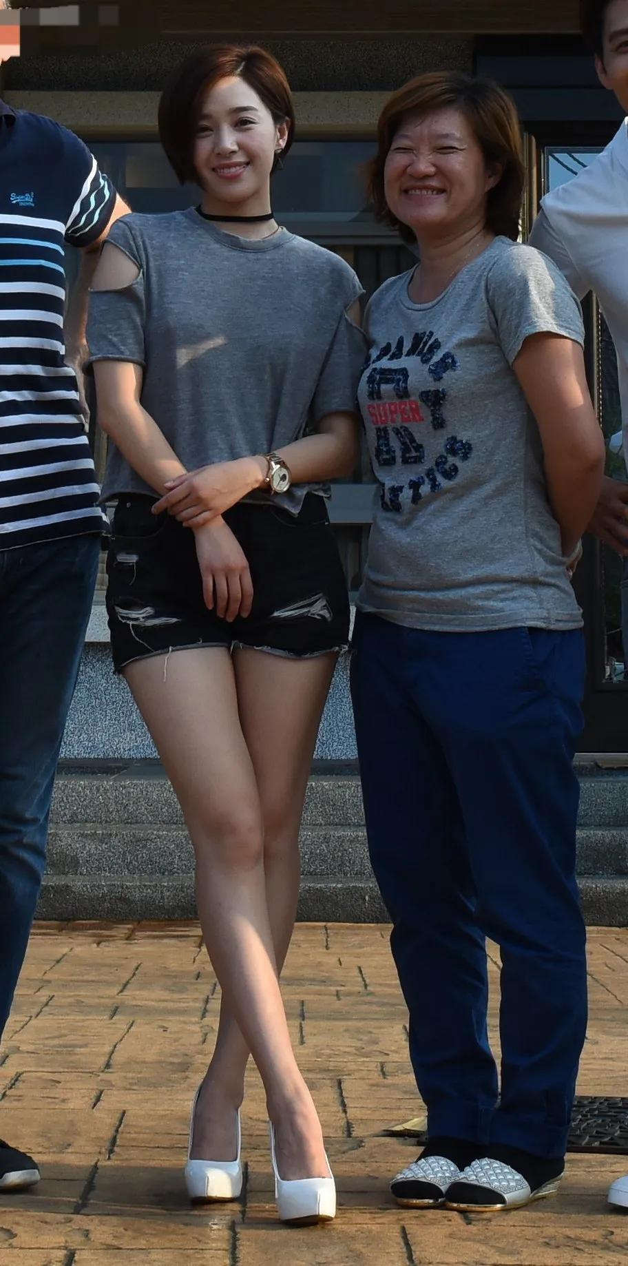 阚清子牛仔短裤出行，这腿拍的很真实