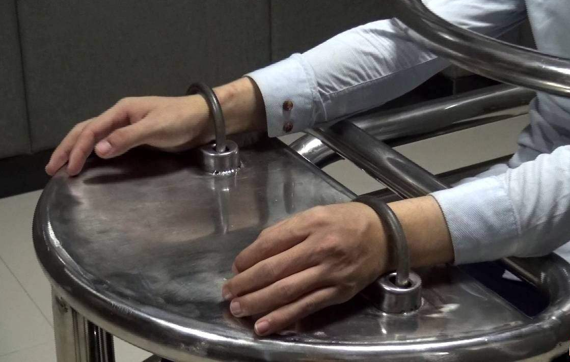 2003年，烟台一夜总会情侣出租屋遇害，警方凭一张快递单查出凶手