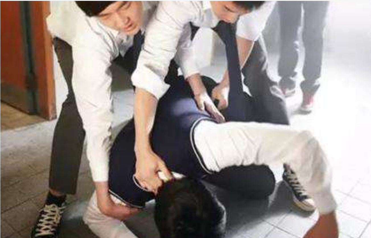 2020年，刺死霸凌者的15岁陈泗翰出狱，出狱前提出：别牵扯班主任