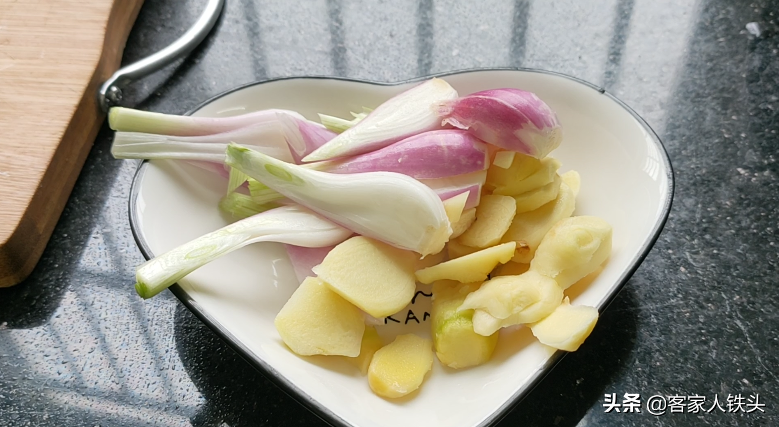 2斤五花肉，垫个竹网放入锅中，出锅软糯好吃又好看，做法很简单