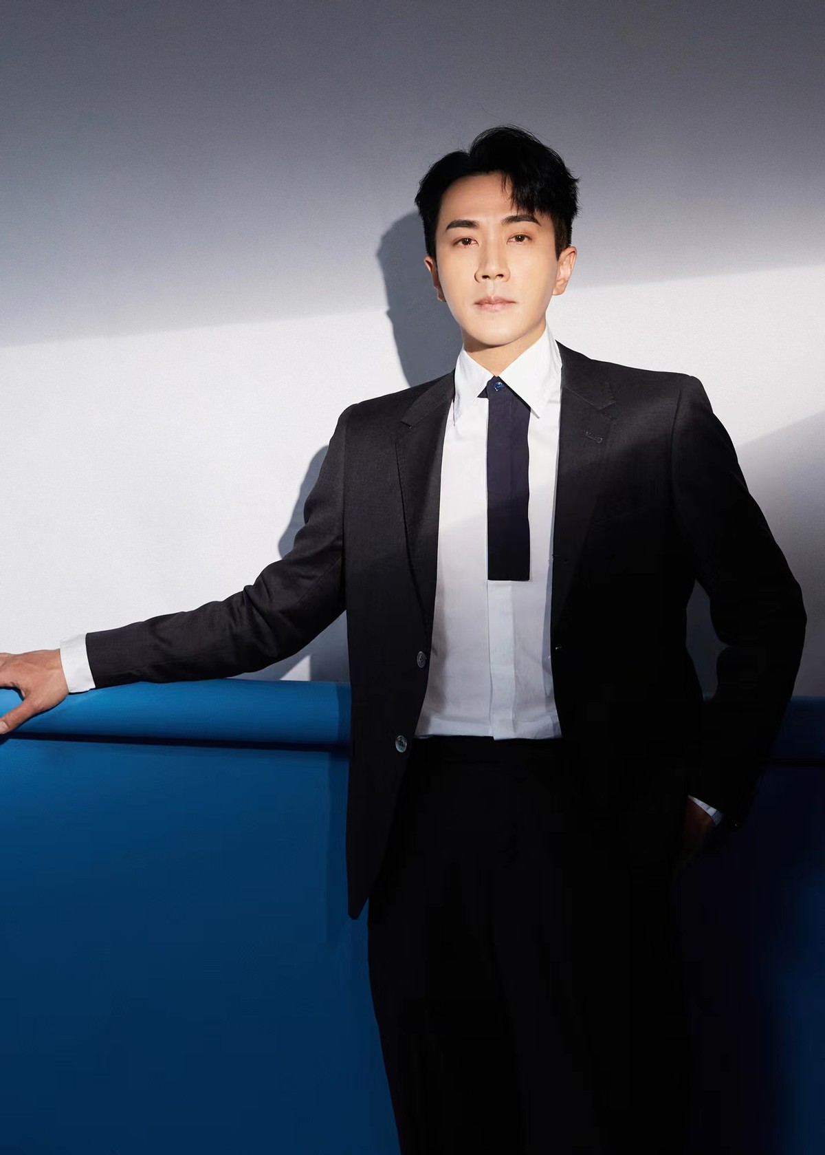 刘恺威的侧颜杀真绝,穿西装笔挺俊朗,看不出是"奔五的大叔"