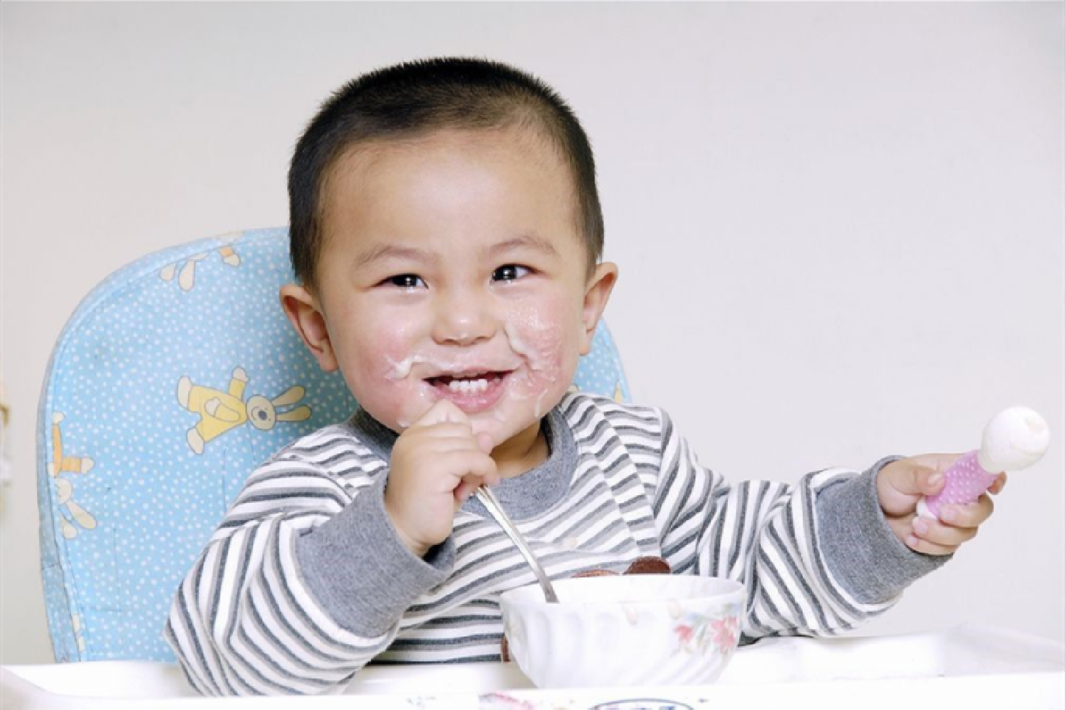 喂一口吐一口，宝宝为啥不肯吃辅食？不同原因要有不同对策