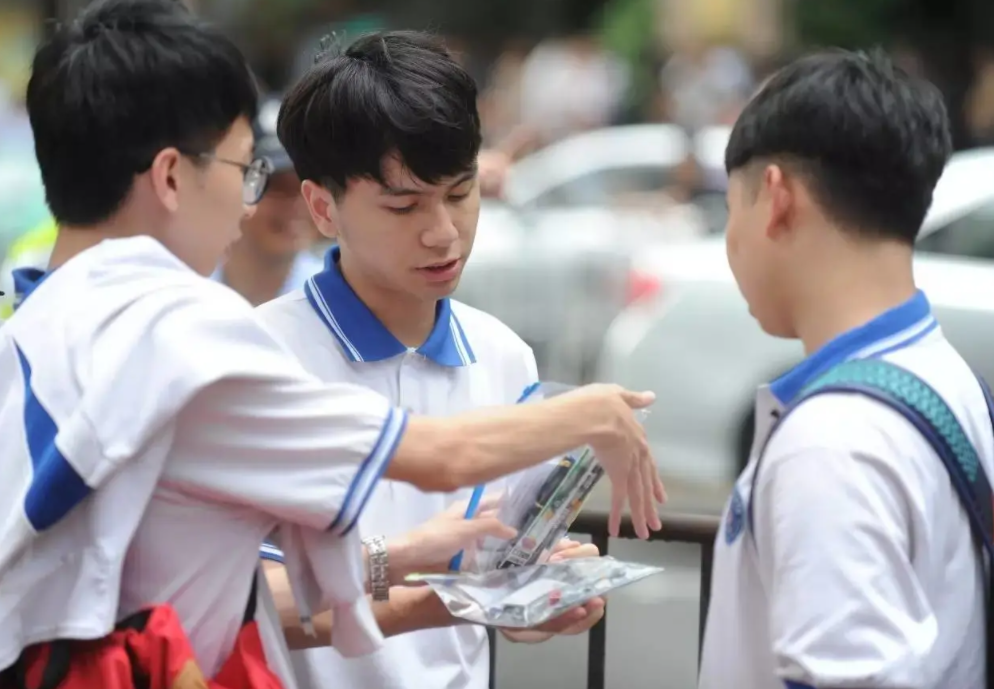 高考数学有多难？考生调侃想让韦神附体，不料却附在了卷子上