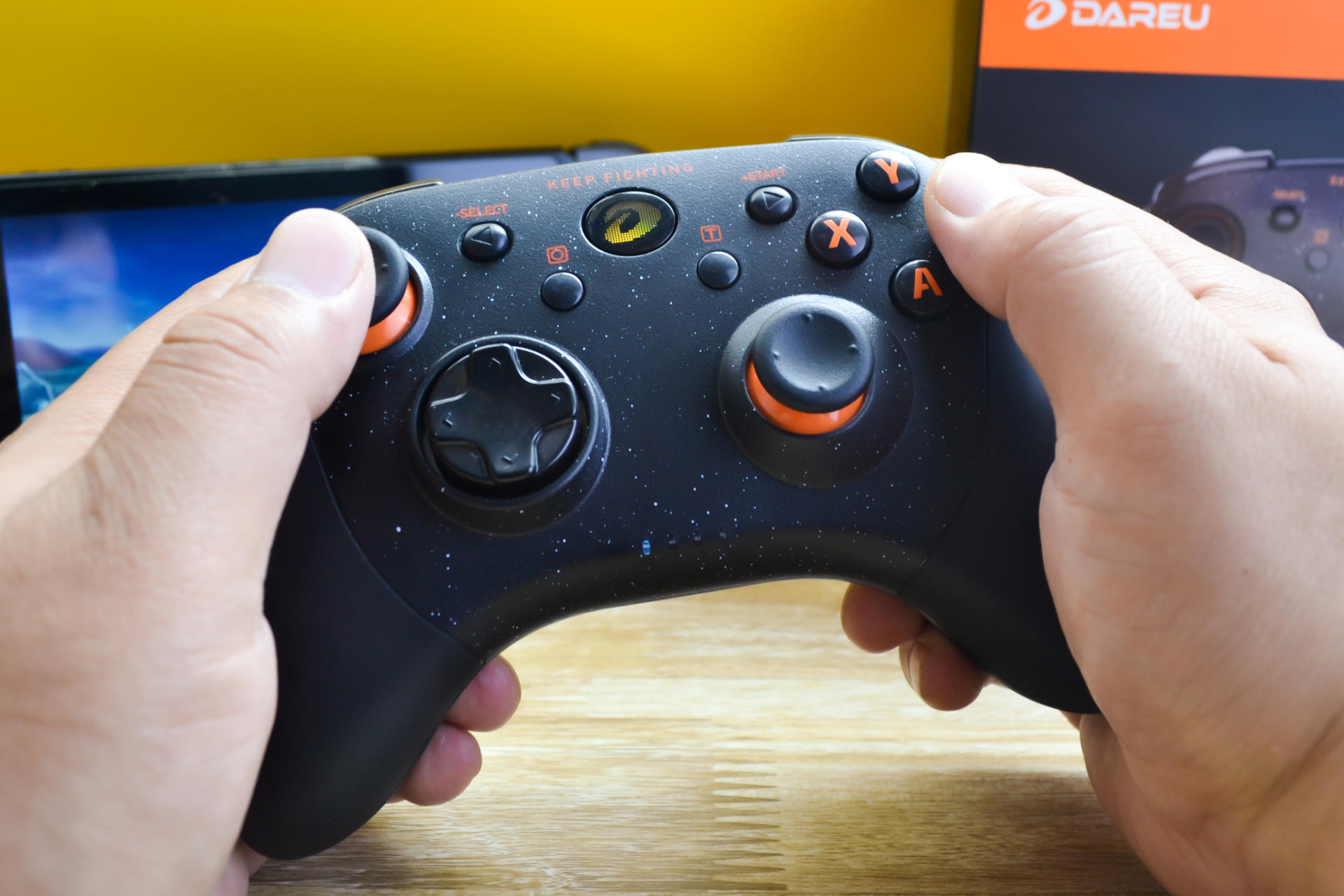 摇杆不飘 这样的手柄不香么？达尔优H101游戏手柄试玩