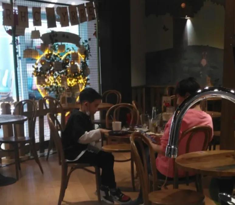 陈小春应采儿带大儿子出游，一家三口全程超欢乐，Jasper长高不少