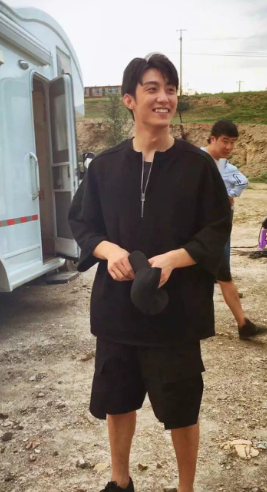“硬汉小生”黄景瑜：从服务员到一线男星，他只用了两年时间