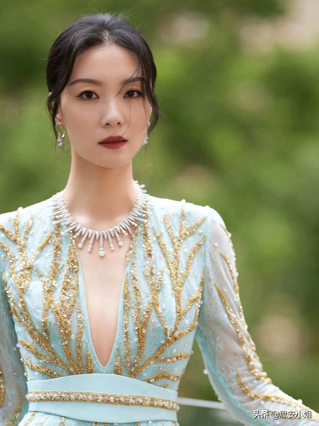 剧抛脸齐溪长相真高级，私服穿搭贵气感十足，背个水壶都很时尚