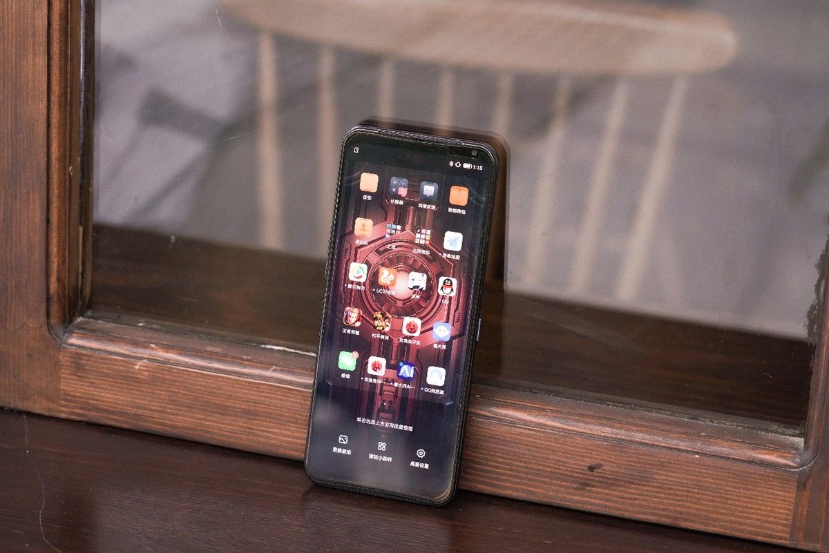 玩游戏这样才快乐，“性能霸王龙”联想拯救者Y90上手实测