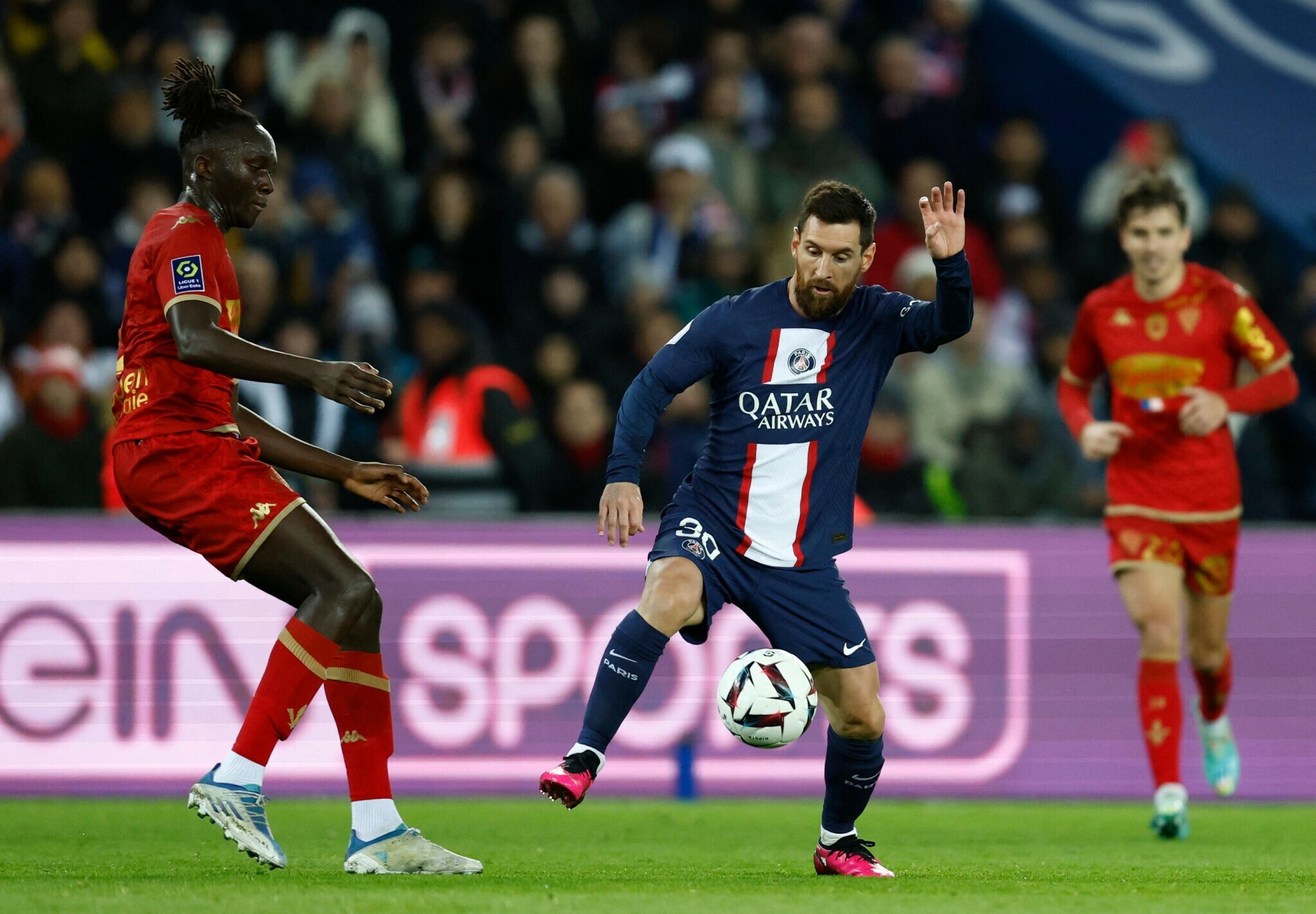 梅西世界杯停球视频（绝了！梅西0.5秒变魔术：左脚停，右脚射！19年神迹诞生）