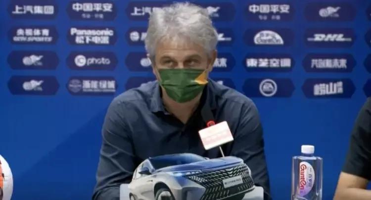 足球比赛教练应该在哪里（国足必须打好翻身仗，主教练在哪里，咱得好好白话白话）