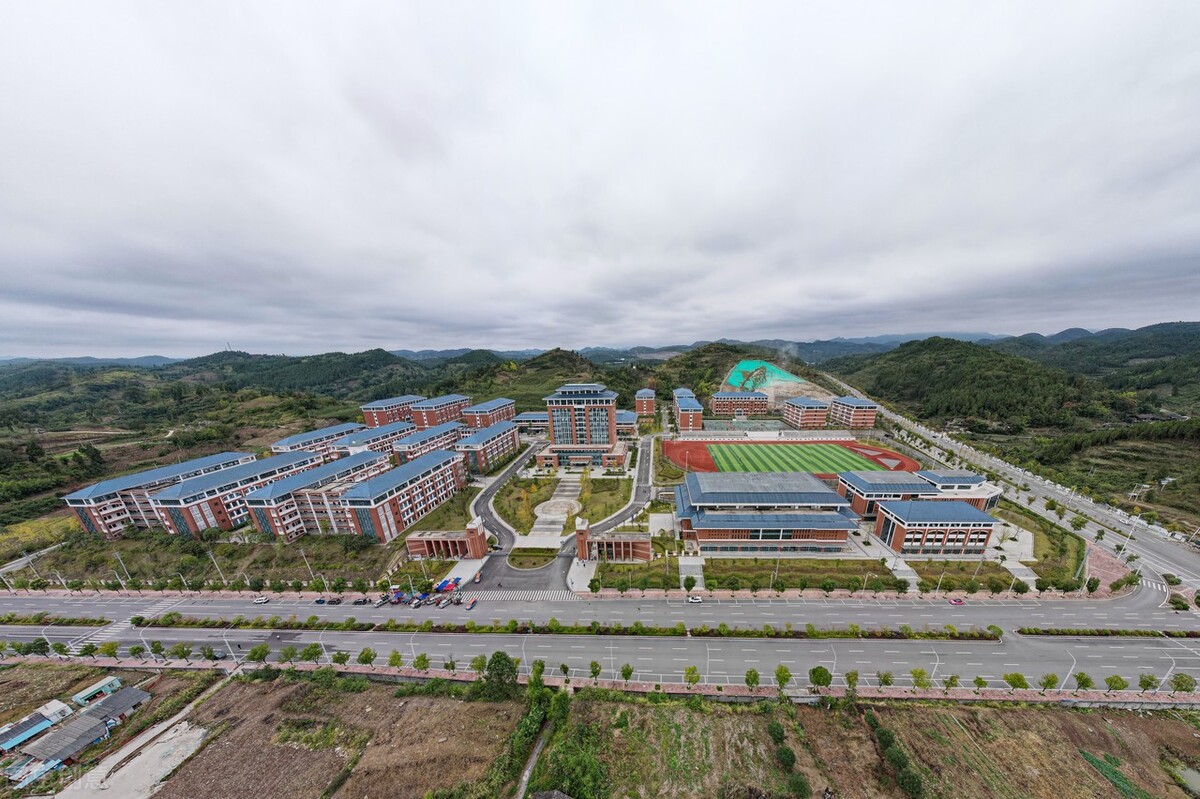 高考容易被忽视的4所军校，录取分数线偏低，学生毕业就是军官