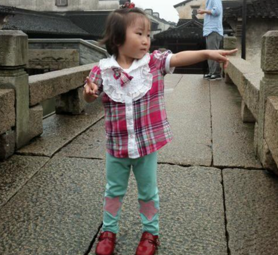 回看10年前温州动车事故，失去父母的小女孩幸存，叔叔当亲女儿养