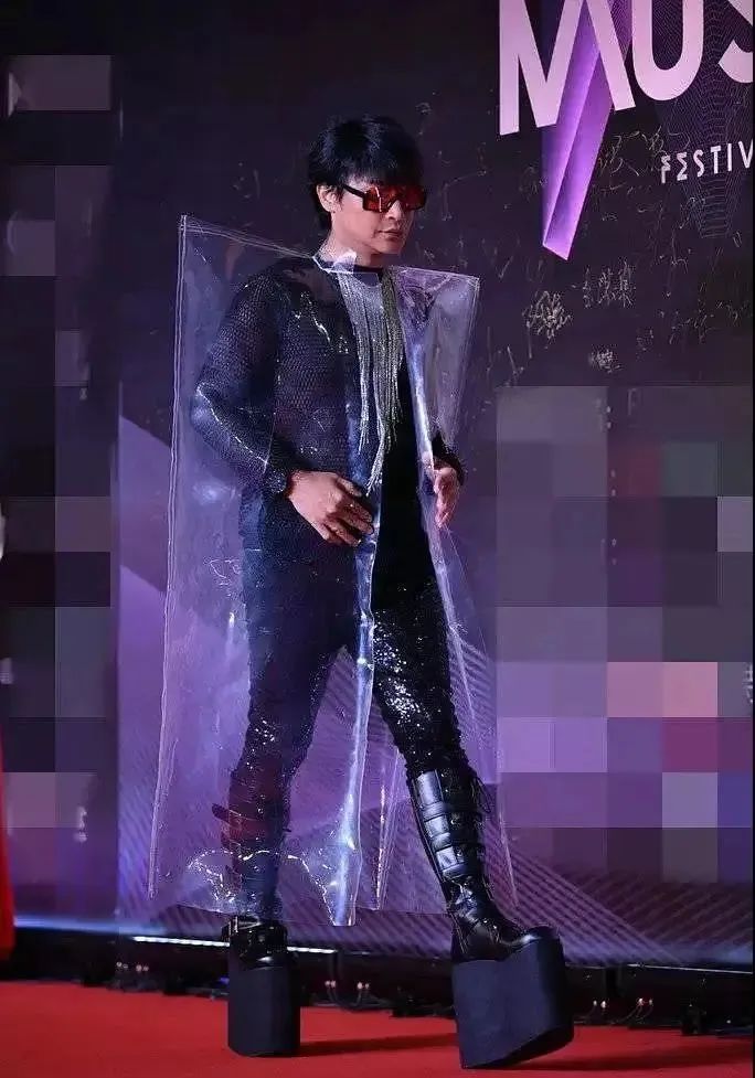 男明星在红毯上作的“怪”，穿丑衣、爱作妖，风头出尽