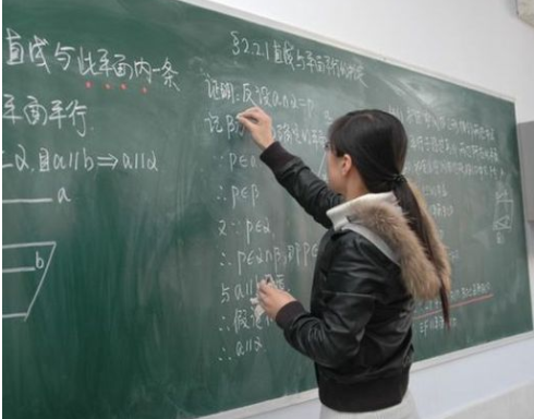 教师行业迎来变革，学历将要有新的要求，部分老师或要面临失业