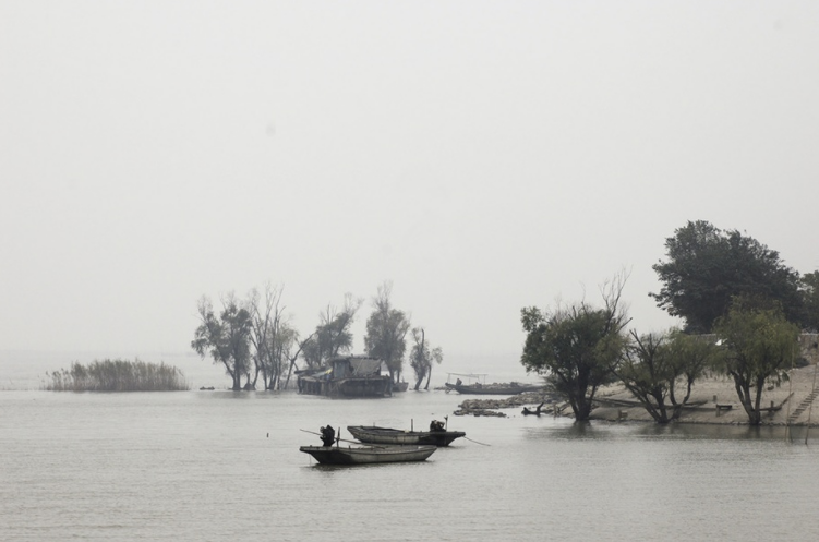 江苏高邮龙吸水(2007年，江苏高邮湖中出现水龙卷，内藏有黑影是不是龙形生物？)