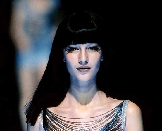 吉娘娘的伤心经历:出道时被迫几乎赤身出场,走秀时在雨中流泪