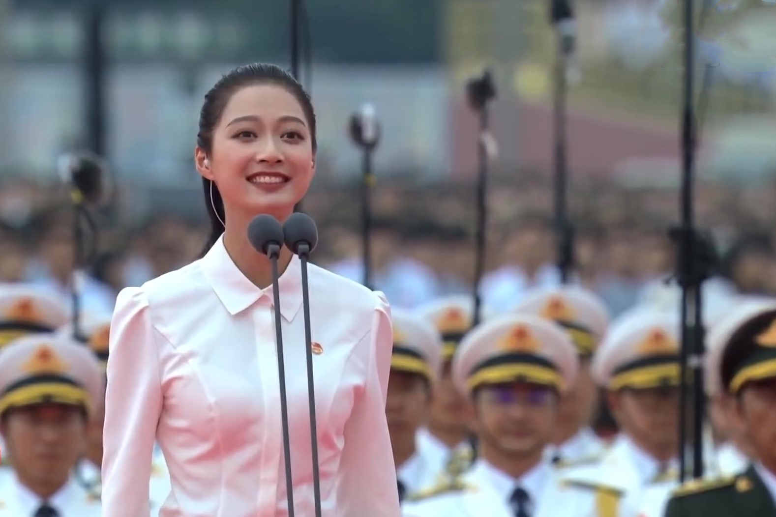 女大学生面试时穿露脐装，配性感紧身裤，直言一周7天泡在夜店