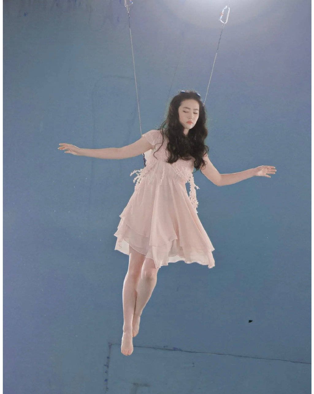 刘亦菲穿公主裙吊威亚太飘逸 波浪长发如仙女下凡