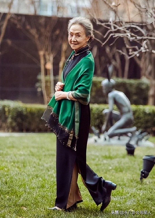 同是50+女星走红毯，内地女星和港台女星的造型，差距真是太远了