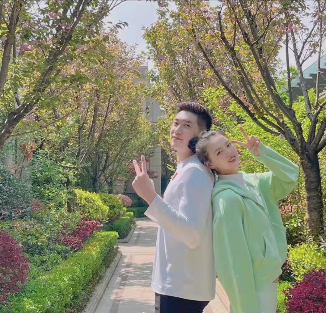 日前,中国女排主力主攻张常宁,晒出自己和丈夫吴冠希的合影,一起春游