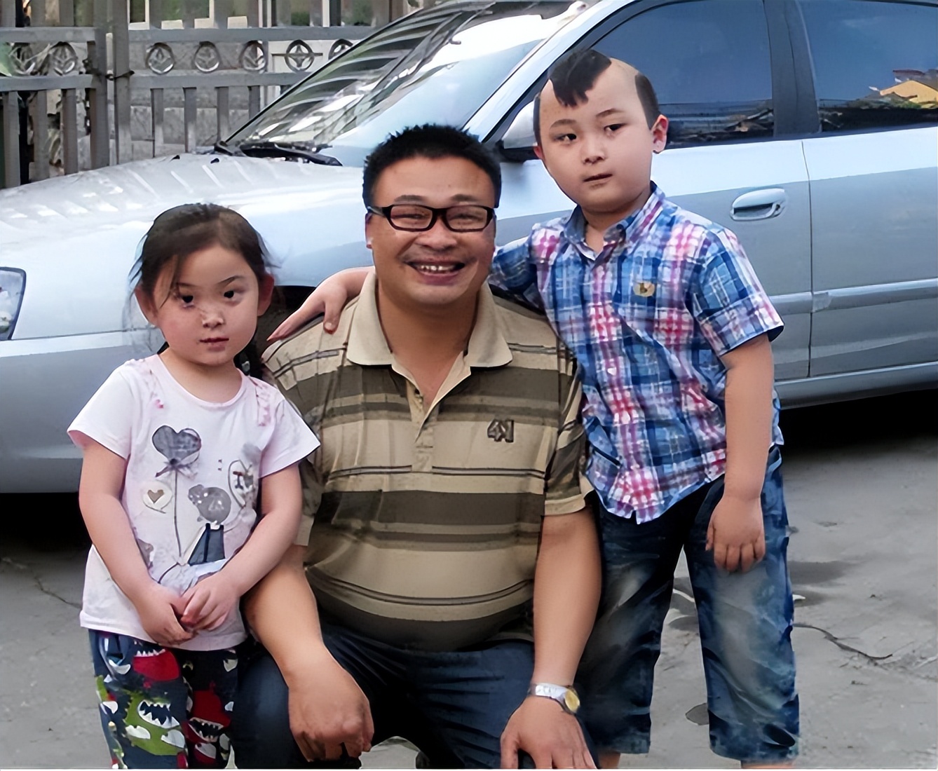 6岁上春晚8岁去世,父母的"摇钱树",邓鸣贺的悲剧该由谁买单?