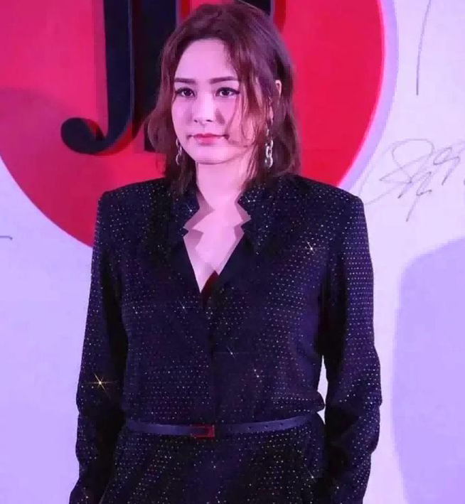 痘痘脸、赘肉、五五分！生图里的女星，让我看见了人间真实