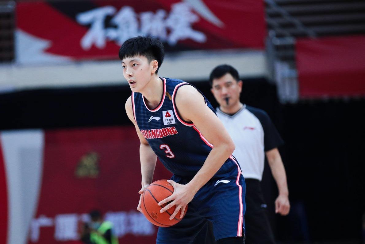 篮球队简历(带你了解胡明轩,籍贯安徽,出生,广东成长,妥妥的富二代)