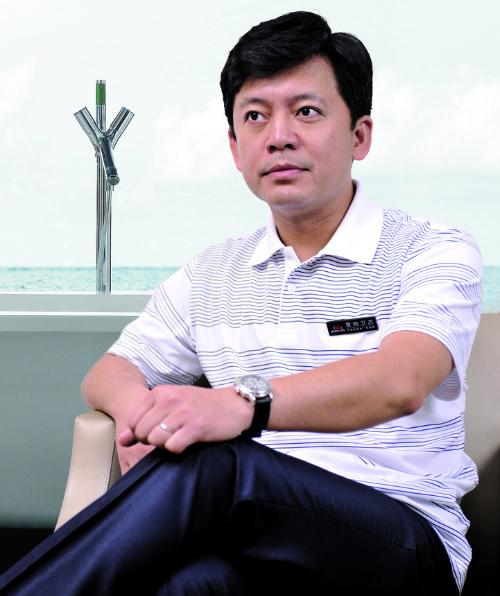 "国家一级演员"何政军:29岁娶初恋,婚后住9平米宿舍,如今幸福吗-蘑菇