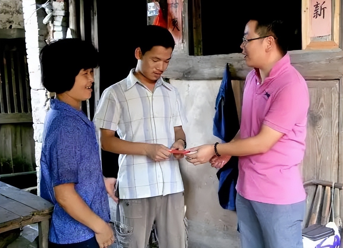 大学里有种隐形贫困生，穿戴大牌花钱豪爽，期末却领贫困补助