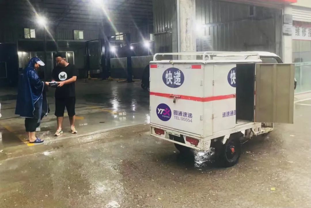 暴雨中，为护客户包裹，圆通小哥也是拼了